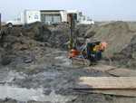 Rupsboorunit op een modderig bouwterrein